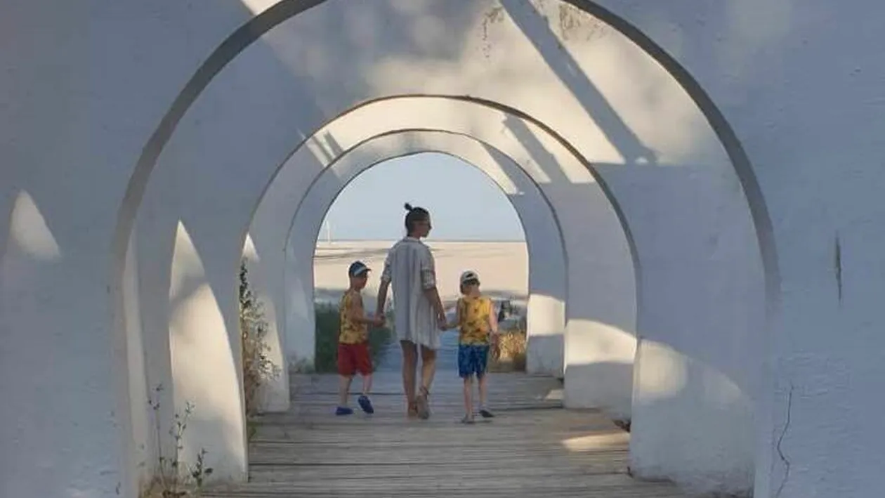 Motivul pentru care Cristina Bălan și-a retras copiii de la școală. Ce spune artista despre această decizie radicală