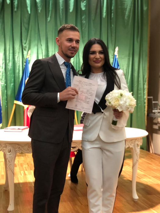 O cântăreață apreciată de la noi s-a căsătorit azi. NU a purtat rochie la cununia civilă