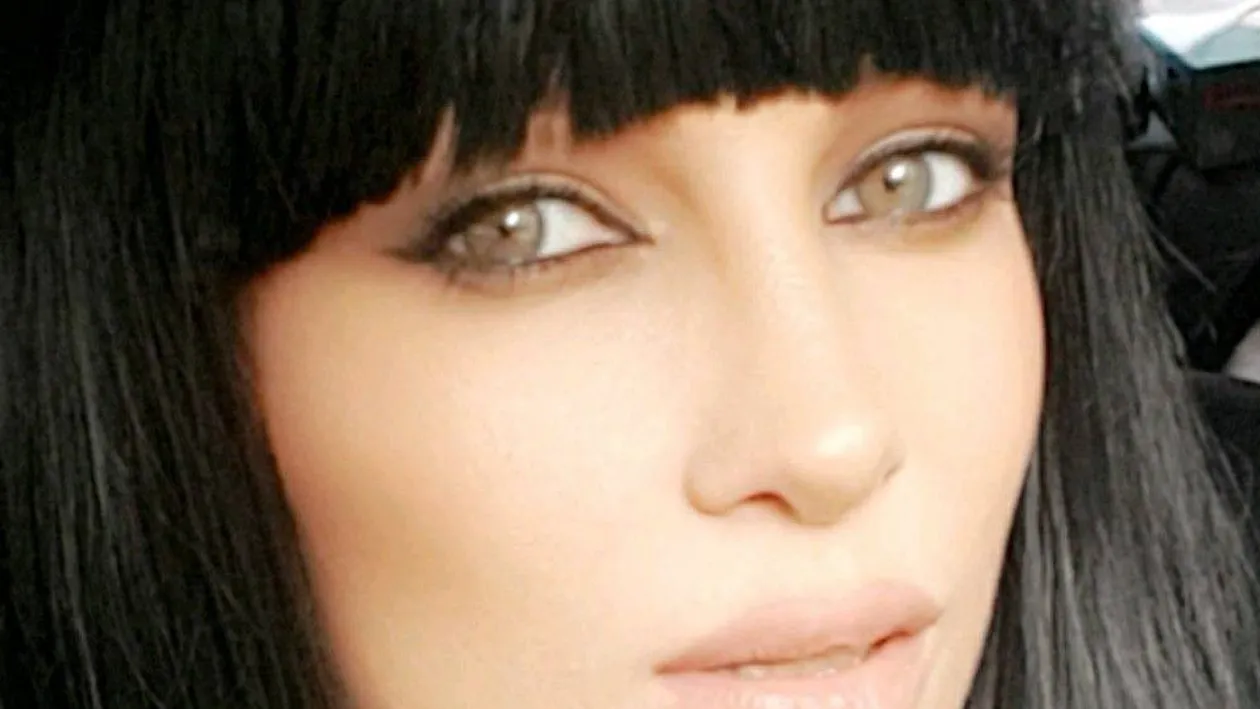 Imagine de senzaţie cu Lora în bikini. ”Beton ”de la breton la posterior!