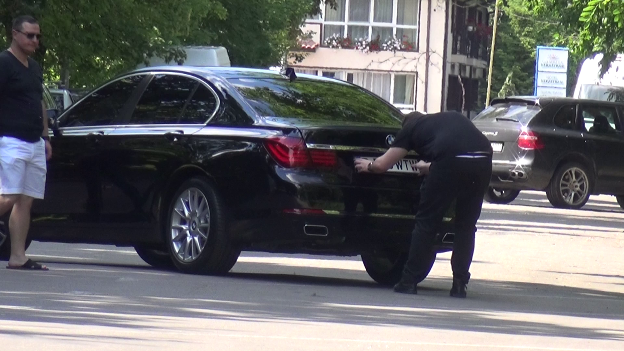 „Bozo“ şi fratele său au făcut fotografii unui BMW, nu înainte de a-i scoate numerele de înmatriculare