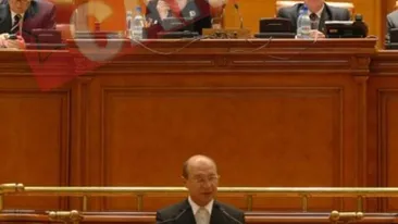 Ateii cer inlaturarea crucii din Parlament