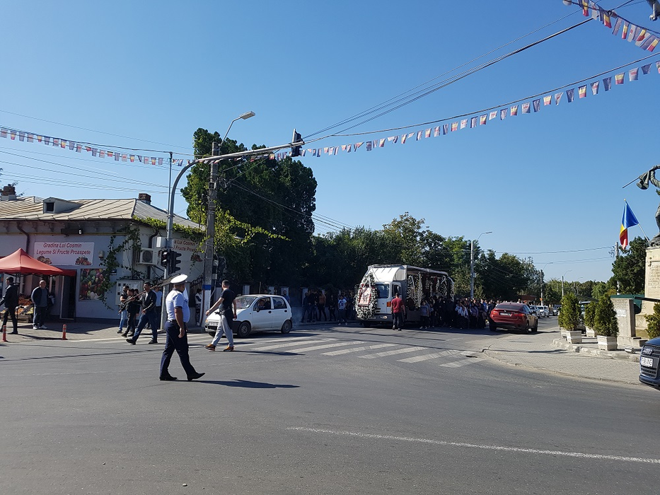 Unul dintre polițiștii care au dirijat circulația pe drumul pe care a mers cortegiul funerar.