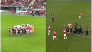 La un pas de moarte! Un fotbalist a dat gol, apoi s-a prăbușit din senin pe teren. Jucătorii au făcut scut în jurul lui