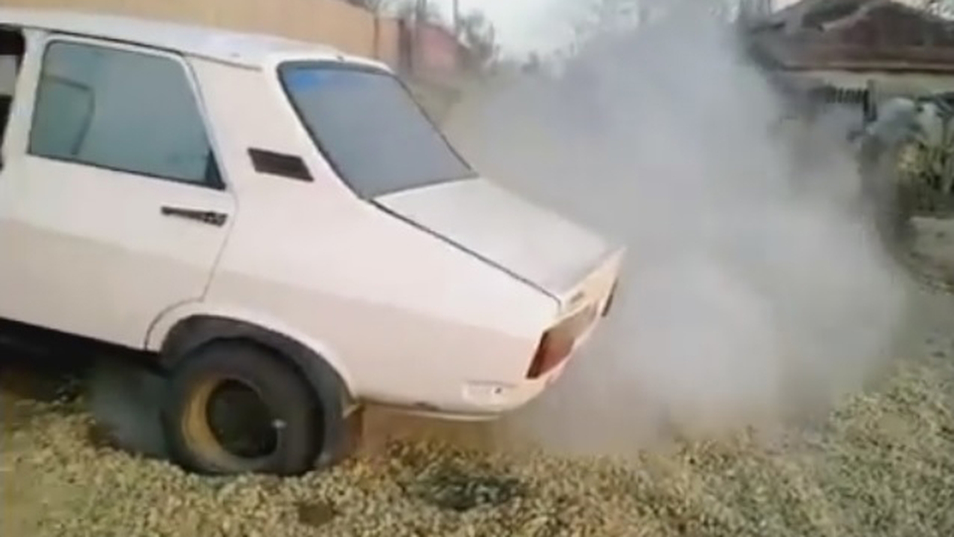 Cum a ajuns Dacia 1310 a lui Guţă să facă senzaţie pe Internet. Toată lumea pare vrăjită. „Asta e propulsie!“