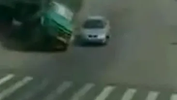 VIDEO INGROZITOR! Un camion s-a rasturnat peste un autoturism! Soferul si alte doua persoane au fost strivite!