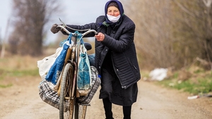 Cum a ajuns Maica Ana din Suceava să livreze mâncare la domiciliul oamenilor, în fiecare zi