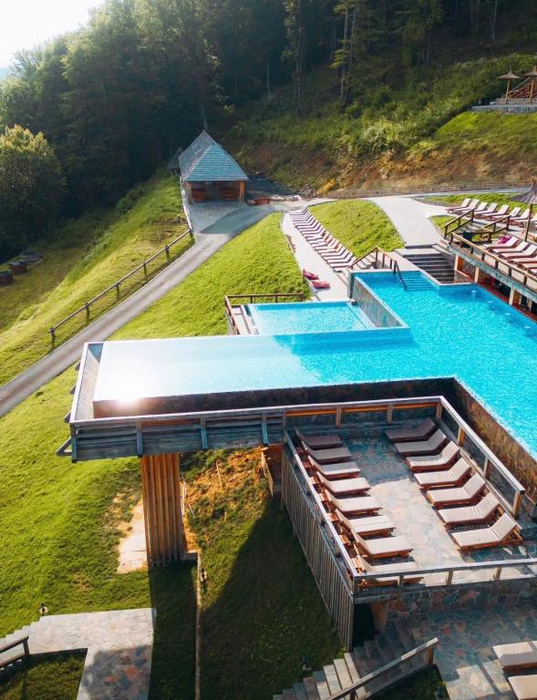 Piscina infinit oferă un aer exotic /Foto: Booking.ro