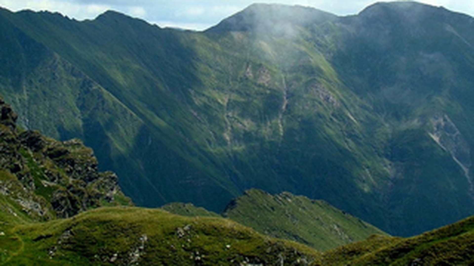 Turist in stare grava, gasit intr-un canton parasit la 2.100 de metri altitudine, in Bucegi