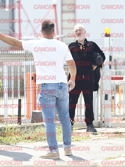 Gigi Becali le dă indicații muncitorilor