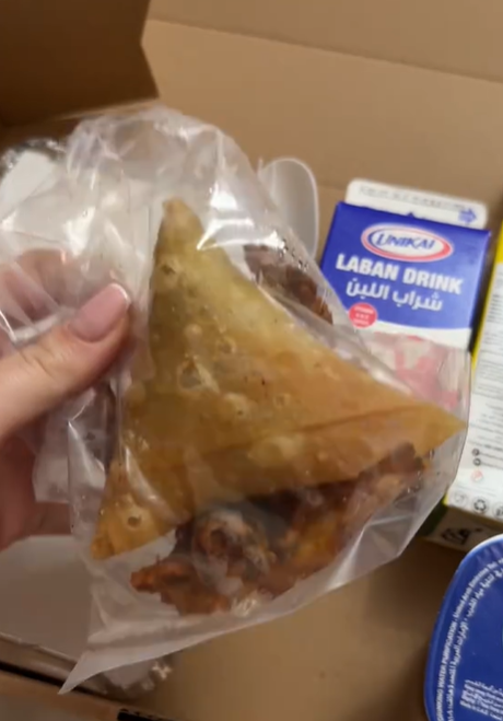 Ce alimente au primit românii blocați de bombardamente în Dubai. Autoritățile din Emirate le-au livrat gratuit cutii pline la cazare