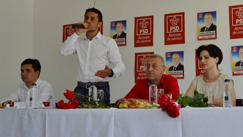 Primarul din Calopăr (în roșu) a devenit vedetă de Ziua Pompierilor