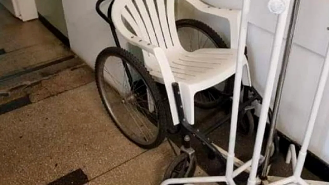 Improvizație made in Romania! Scaun de cârciumă, pe post de cărucior cu rotile, într-un spital din Craiova