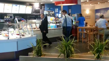 Uite-l pe Emil Boc la “impinge tava”. Fostul premier si-a cinstit manechinii cu preparate din peste