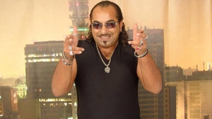 Cum arată acum Romeo Fantastik, la 15 ani după ce a dispărut din peisajul muzical românesc.  A chelit și s-a îngrășat enorm. Dar să vezi ce are la degete