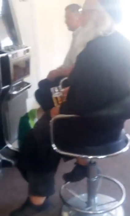 Preotul a fost filmat în interiorul unui bar, la păcănele