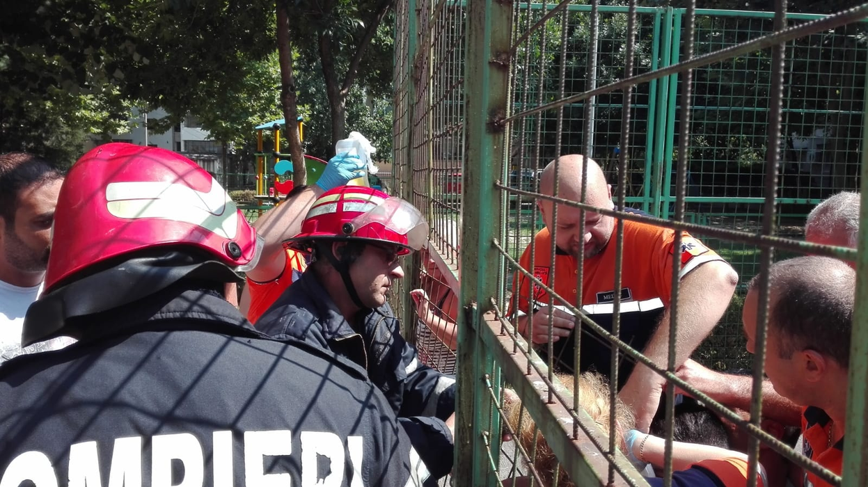 Un copil a rămas blocat într-un gard din metal, la un loc de joacă
sursa foto: ISU Călărași