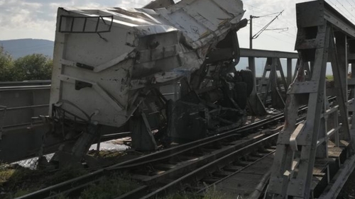 Accident pe calea ferată în județul Bacău. Locomotiva și un vagon al unui tren de persoane au deraiat, după impactul cu un camion