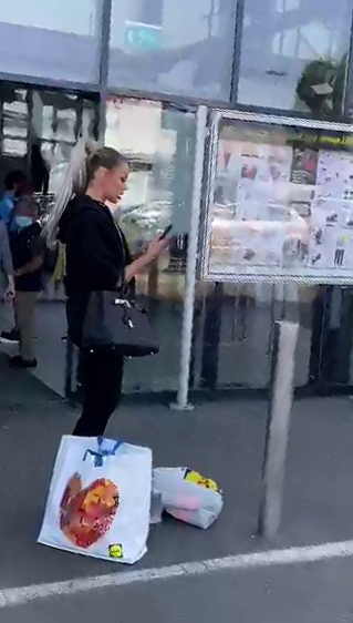 Vedeta așteaptă un taxi