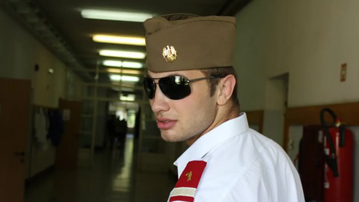 Absolut scandalos! Ramai pe CANCAN.ro pentru a vedea ce fapta incalificabila a facut fiul coafezei impuscate de sotul gelos, in ziua priveghiului mamei sale!