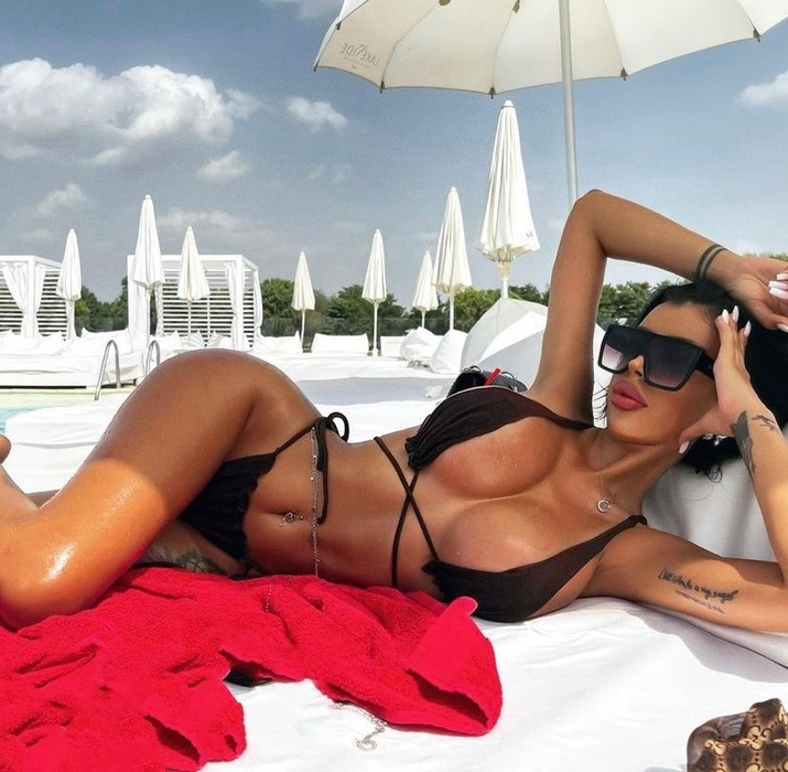 Laura pozează în cele mai sexy ipostaze
