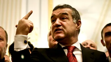 Trecatorii au inlemnit cand au trecut pe langa masa lor! Gigi Becali, filmat in mare cinste intr-un mall!