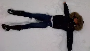A facut un inger de zapada! Ghici ce diva a profitat de ninsoarea de afara pentru a se arunca in omat!
