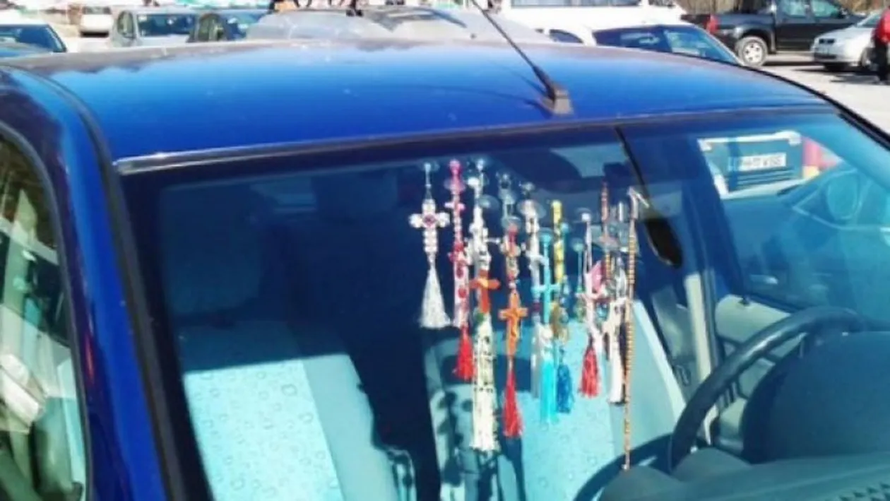 Atenție șoferi! Se dau amenzi uriașe pentru cruciulițele și iconițele atârnate de oglindă