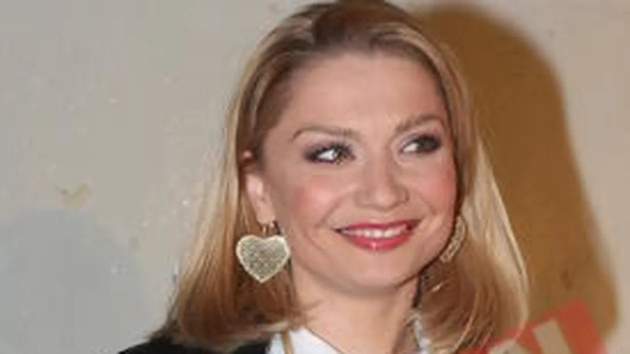 Cristina Cioran o trage de par si o saruta pe Raluca Lazarut