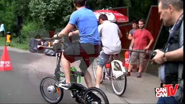 Dani si-a scos bicicleta de fite in parc