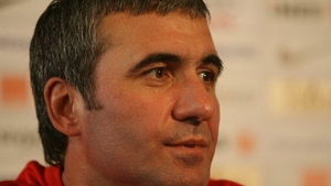 CANCAN.ro va prezinta imagini cu Gica Hagi in "echipament" de...mire! Cum si-a rupt pingelele Hristo Stoicikov la nunta Regelui!