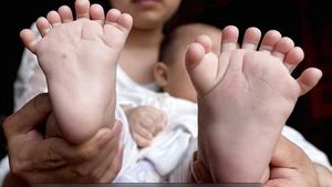 Era în culmea fericirii că va deveni mămică, dar când şi-a văzut copilul după naştere a început să plângă: bebeluşul avea 31 de degete! Uite cum arată 