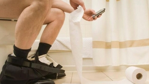 Foloseşti telefonul când mergi la toaletă? Iată de ce ar trebui să renunţi la acest obicei! 