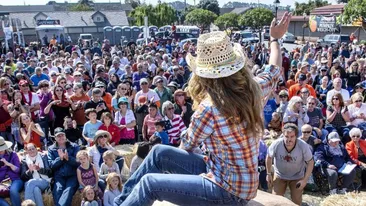 Acesta e cel mai mare dovleac din lume şi a fost cultivat de un pompier! Imaginile sunt cât se poate de spectaculoase