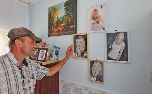 Tatăl Denisei Răducu are tablouri cu fiica sa în întreaga casă