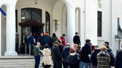 Faleza din fața Cazinoului din Constanța a devenit neîncăpătoare. Cât costă un bilet de intrare