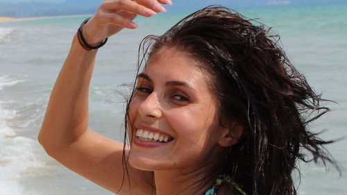 Ce femei frumoase a avut Smiley! Uite-o pe fosta lui iubita in costum de baie! Are un posterior extrem de apetisant