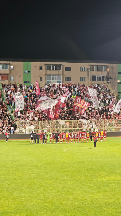 Spectacol la meciul FC Argeș – Rapid: fanele lui Dobrin au eclipsat fazele de joc cu ținutele lor provocatoare!