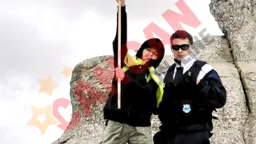 A dus steagul ZU pe varful Omu