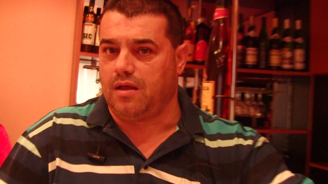 Ion Petrisor a fost luat de acasa de politisti. Organizatorul “Miss Piranda” este acuzat de contrabanda cu tigari