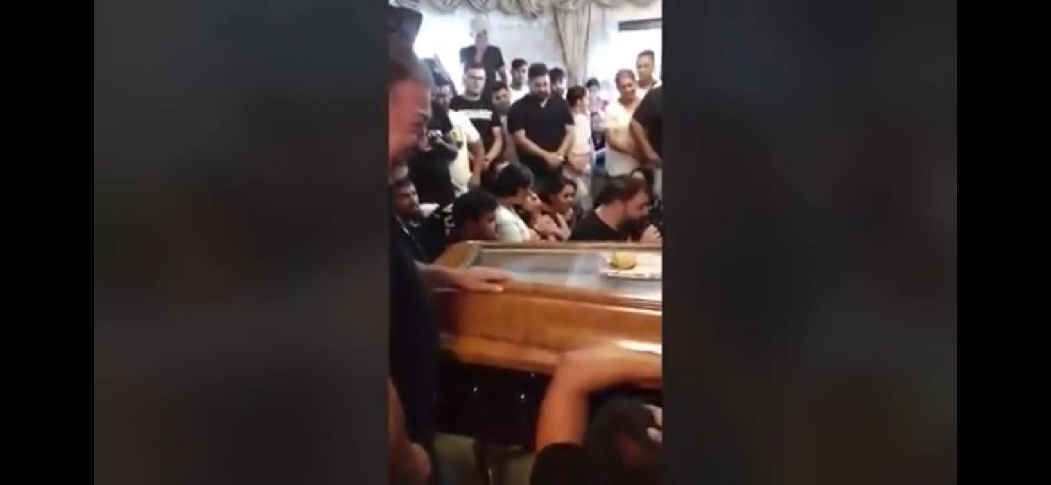 FOTO | Cum este îmbrăcat Emi Pian la priveghi. Florin Salam a cântat în genunchi la căpătâiul liderului Duduienilor