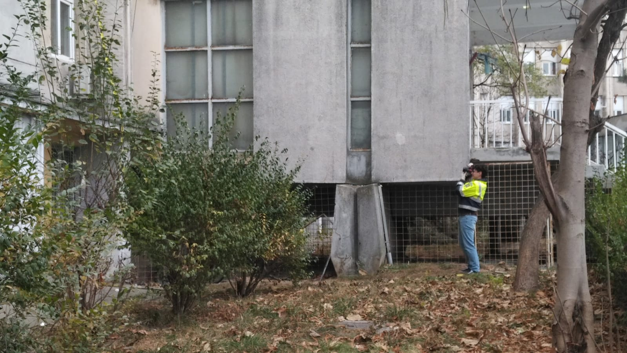 Locul unde a căzut pacientul este cercetat de polițiști
