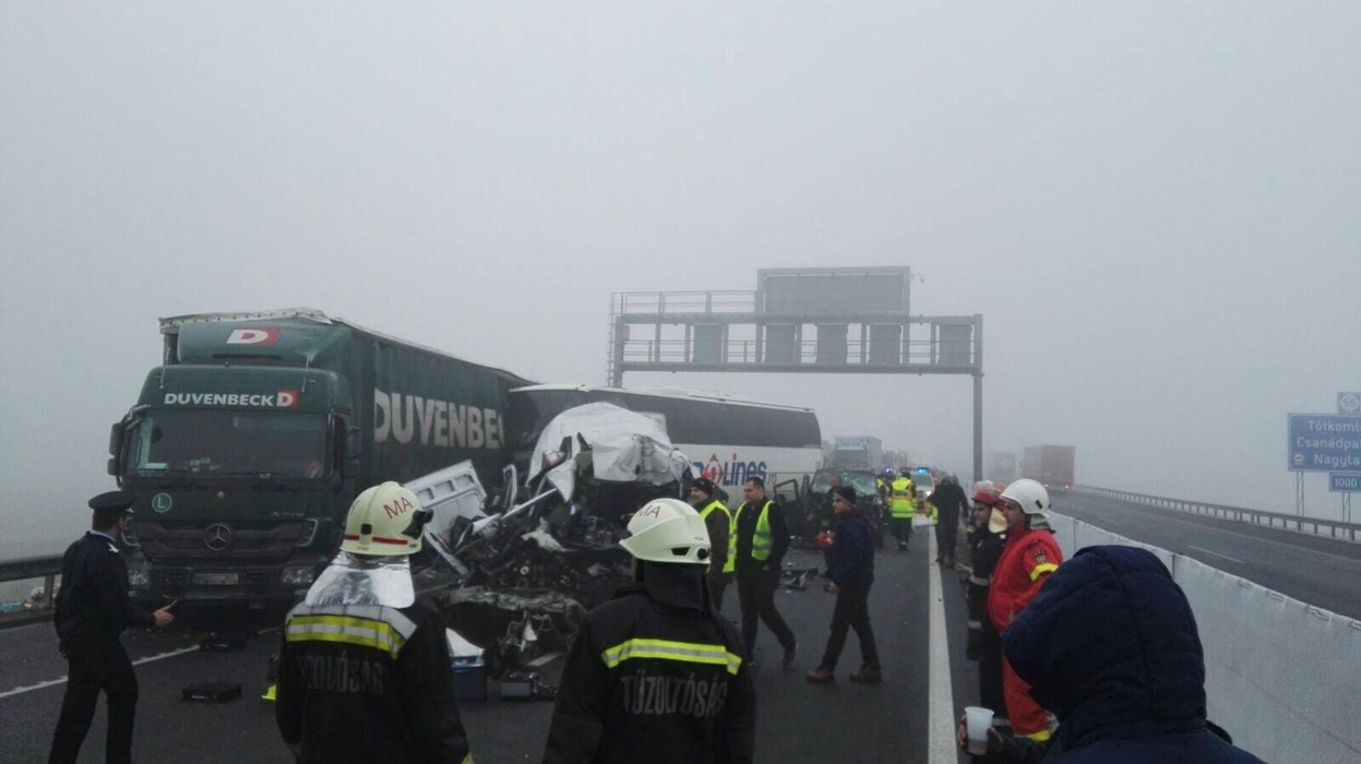 Imagine de la locul accidentului de la Nădlac, unde cel puţin 4 persoane şi-au pierdut viaţa şi 10 au fost rănite, după ce un autocar a intrat în coliziune cu mai multe autoturisme