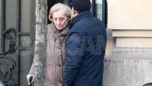 La 85 de ani, fosta Primă Doamnă nu renunţă la cochetărie. Am filmat-o pe Nina Iliescu, în baston la… coafor!