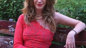 Adela Popescu, sexy intr-o rochie rosie si mulata! Oare Radu Valcan stie ca se plimba prin parc imbracata asa?
