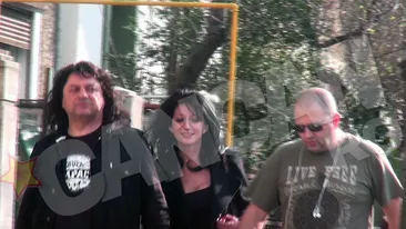 Primele imagini cu noua iubită, la un an de la divorţ! La 59 de ani, solistul trupei Compact duce viaţă de licean