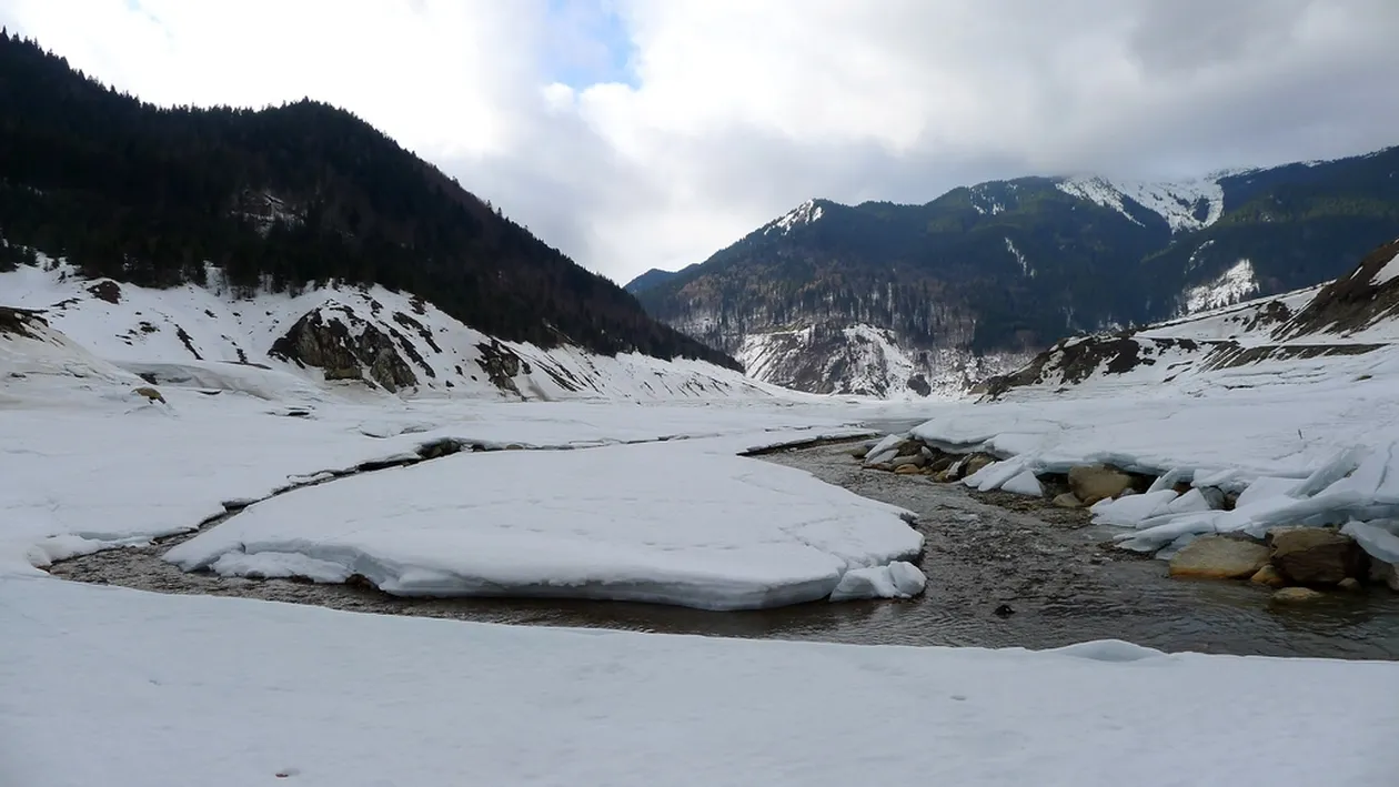 Doi bărbaţi căutaţi după ce s-ar fi înecat. Unul a căzut în apă, celălalt a vrut să-l salveze
