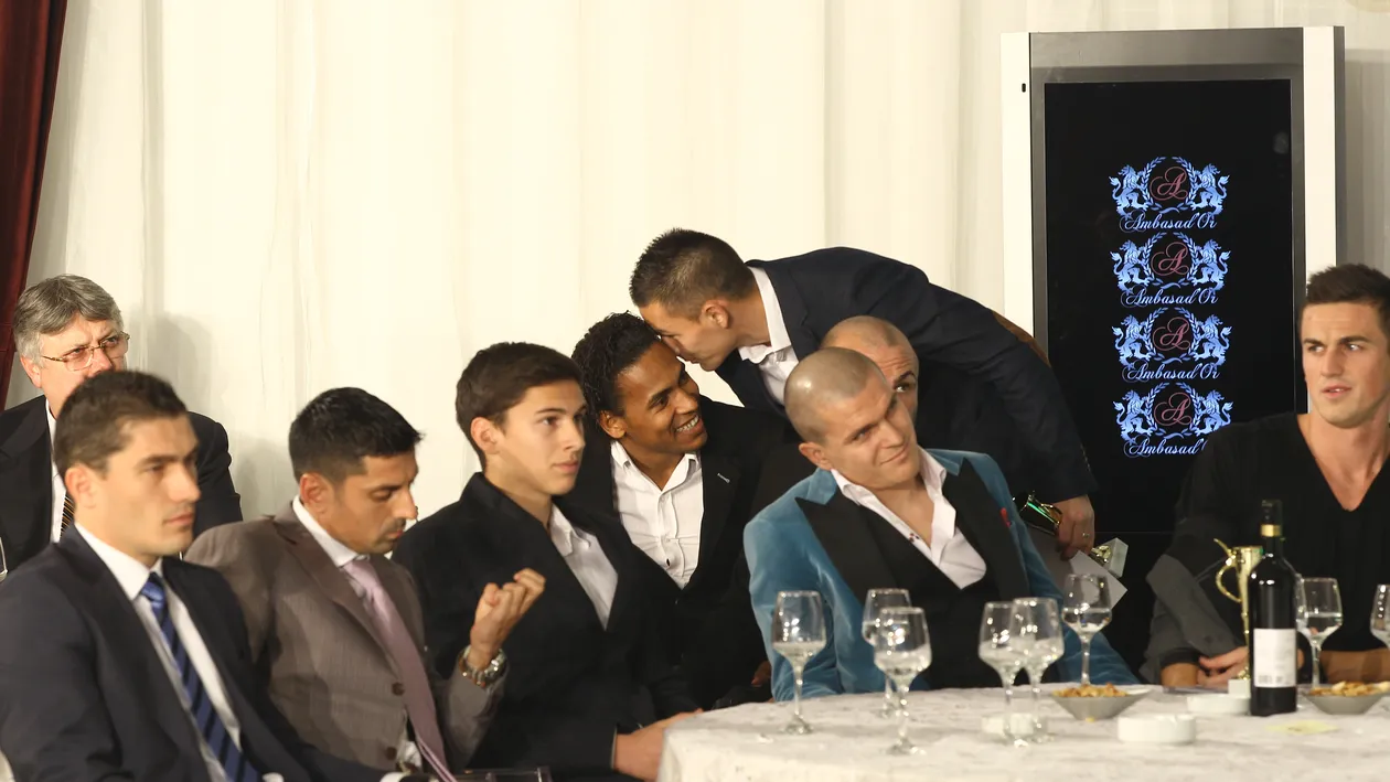 Lupul schimba parul, dar naravul ba! Fotbalistii au uitat ca sunt insotiti si s-au holbat la tinerele care defilau dezbracate