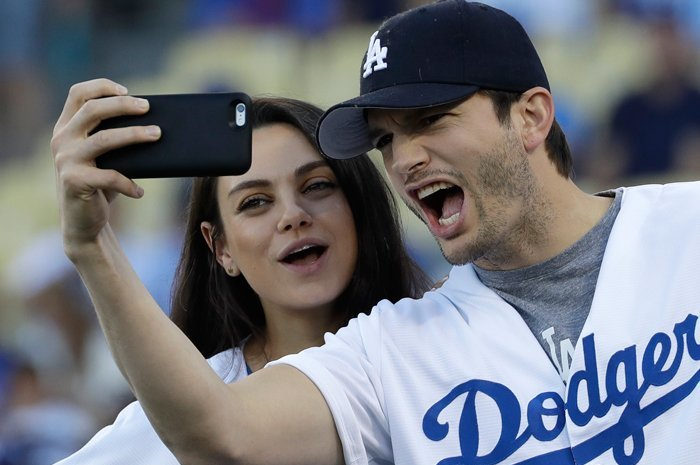 Celebra Mila Kunis a fost întrebată în direct ce face soţul ei pentru a o scoate din minţi şi a dat un răspuns genial şi neaşteptat: „Este un…”