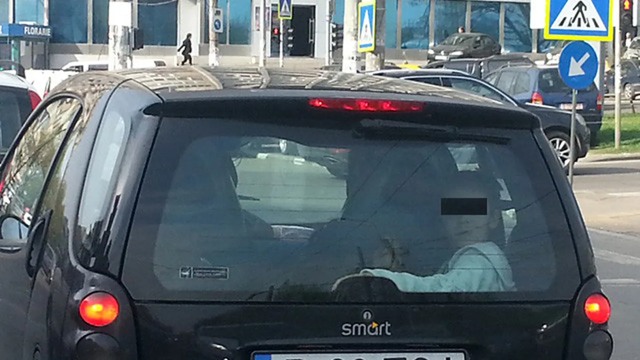 Ce faci cand ai o masina mica si o familie mare? Un bucurestean a gasit solutia. Unde si-a pus fetita de cativa ani