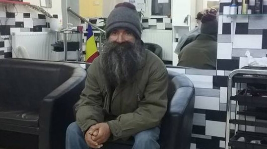 „Călugărul străzii” a fost convins să se bărbierească după cinci ani! Uite transformarea uluitoare